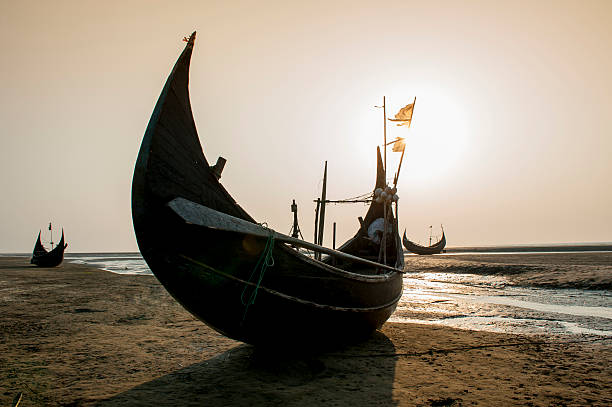 barco de pesca na praia, bangladeche - benglalese imagens e fotografias de stock