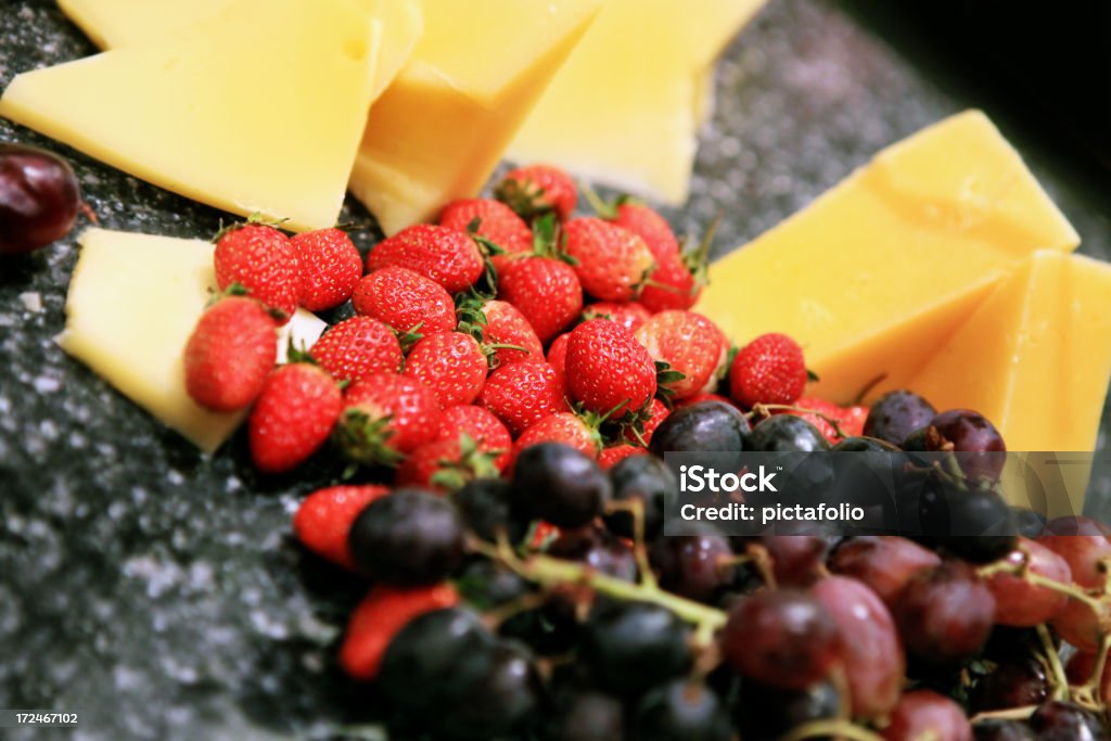 Fraises fromage et raisins et jaune - Photo de Aliment libre de droits