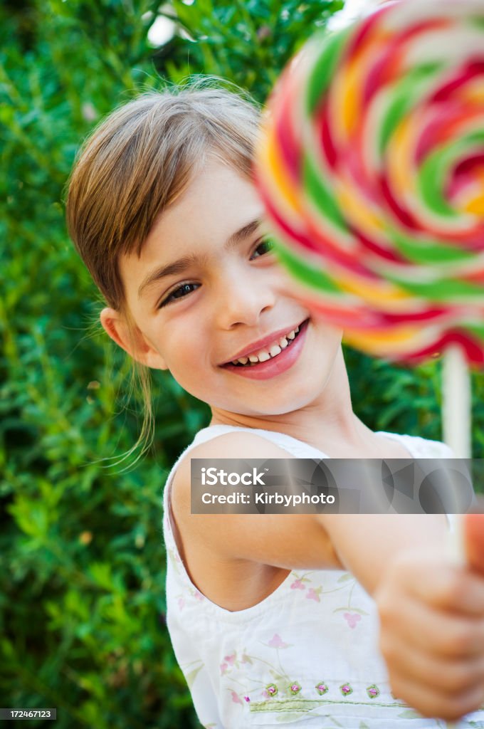 Chica con piruleta - Foto de stock de 4-5 años libre de derechos