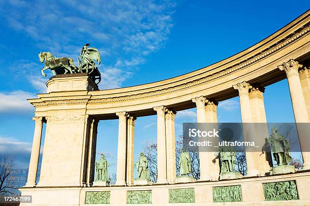 Photo libre de droit de Place Des Héros À Budapest banque d'images et plus d'images libres de droit de Angle de prise de vue - Angle de prise de vue, Architecture, Bleu
