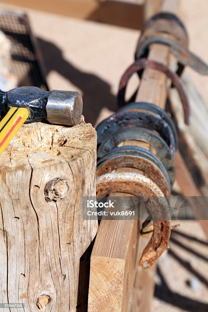 Hammer und horsheshoes auf dem Zaun - Lizenzfrei Agrarbetrieb Stock-Foto