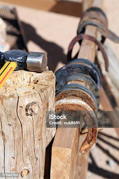 Hammer Und Horsheshoes Auf Dem Zaun Stockfoto und mehr Bilder von Agrarbetrieb - Agrarbetrieb, Alt, Altertümlich