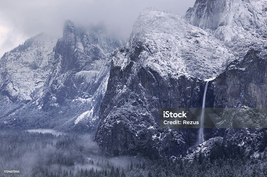 Nebligen Morgen auf den Bridalveil Falls in Yosemity National Park - Lizenzfrei Eingefroren Stock-Foto