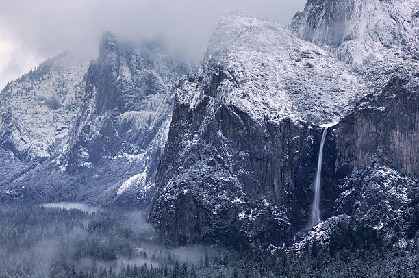 cachoeira bridalveil manhã no misty em yosemity national park - mist mountain range californian sierra nevada cliff - fotografias e filmes do acervo