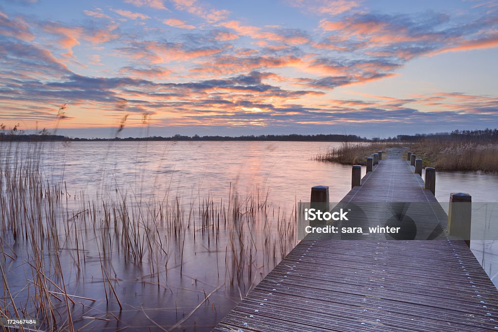 Boardwalk 오버워터 at 썬라이즈, near 암스텔담 The Netherlands - 로열티 프리 0명 스톡 사진