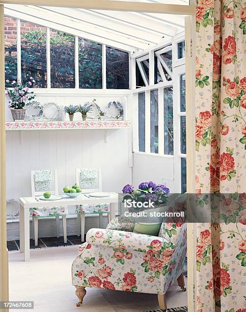 Interior Do Pequeno Jardim De Inverno - Fotografias de stock e mais imagens de Estufa - Sala de Casa - Estufa - Sala de Casa, Cortina, Padrão Floral