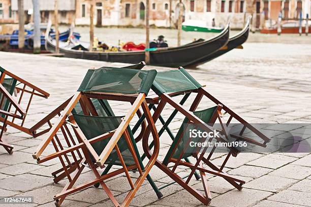 Sillas De Madera En Reposo En Una Mesa En Rialto Venecia Italia Foto de stock y más banco de imágenes de Agua