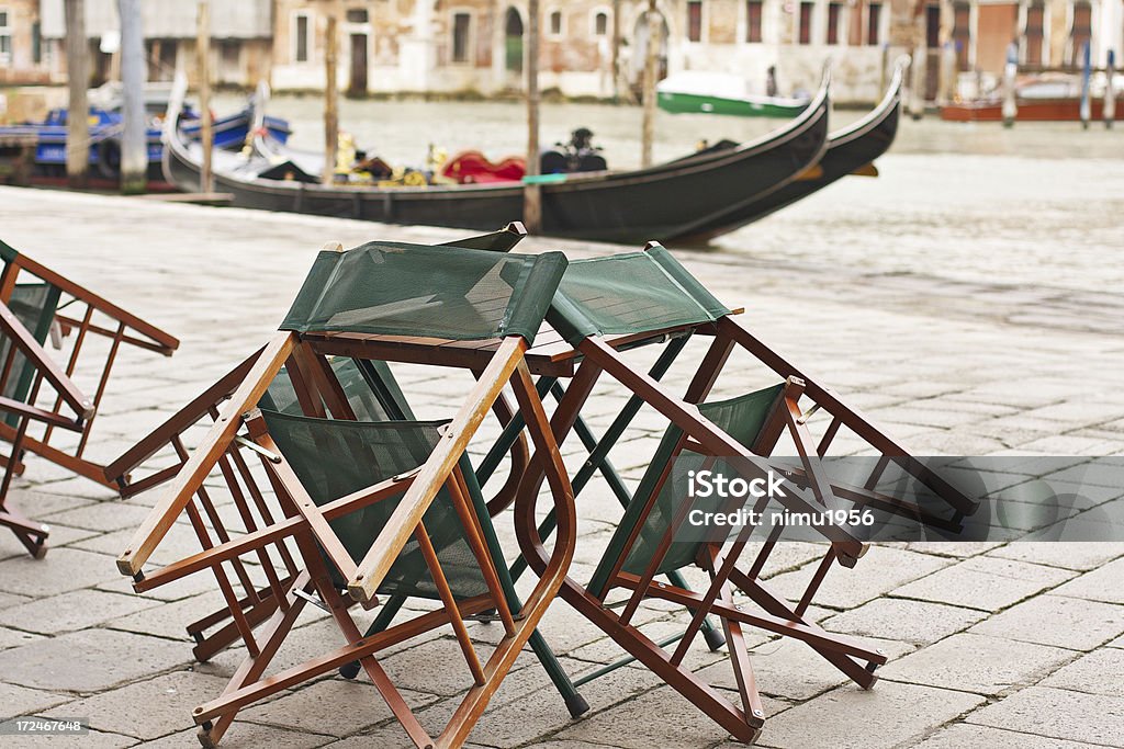 Les chaises en bois posée sur une table du Rialto. Venise-Italie - Photo de Bar libre de droits