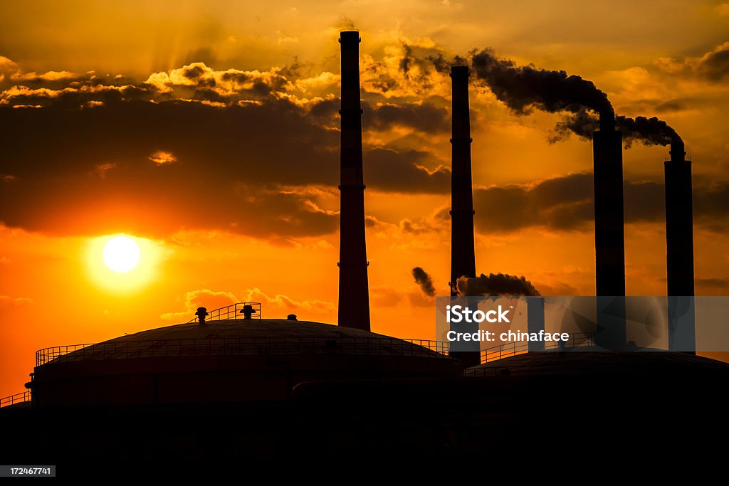 Área de almacenamiento de combustible y Planta de energía en la puesta de sol - Foto de stock de Barril de aceite libre de derechos