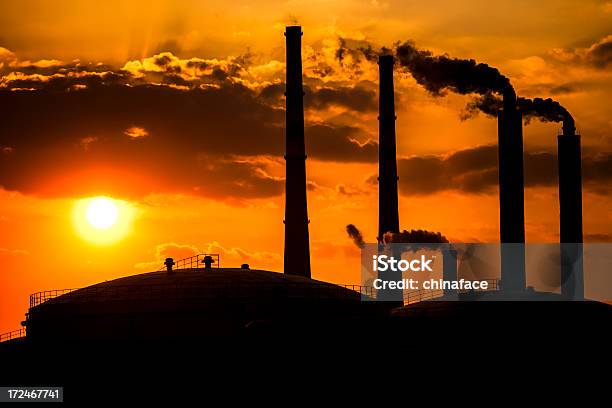 Área De Almacenamiento De Combustible Y Planta De Energía En La Puesta De Sol Foto de stock y más banco de imágenes de Barril de aceite