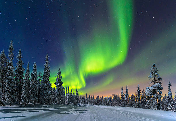 aurora boreal - finlandia fotografías e imágenes de stock