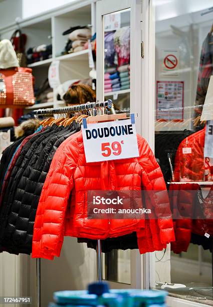 Colorido Doudoune Para La Venta París Foto de stock y más banco de imágenes de Anorak - Chaqueta - Anorak - Chaqueta, Color negro, Abrigo de invierno