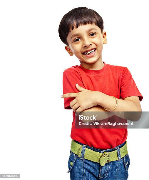 Un Allegro Ragazzo Indiano Bambino Isolato Su Bianco - Fotografie stock e altre immagini di Bambini maschi
