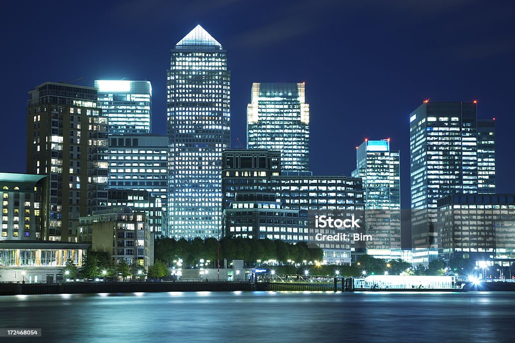 Высокая посадка офисные здания освещенное ночью, Кэнэри-Уорф, London - Стоковые фото Англия роялти-фри