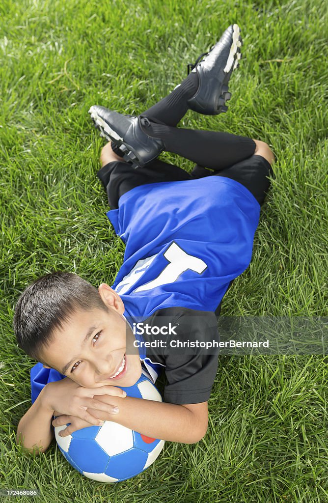 Young boy tomando un descanso de fútbol - Foto de stock de 8-9 años libre de derechos