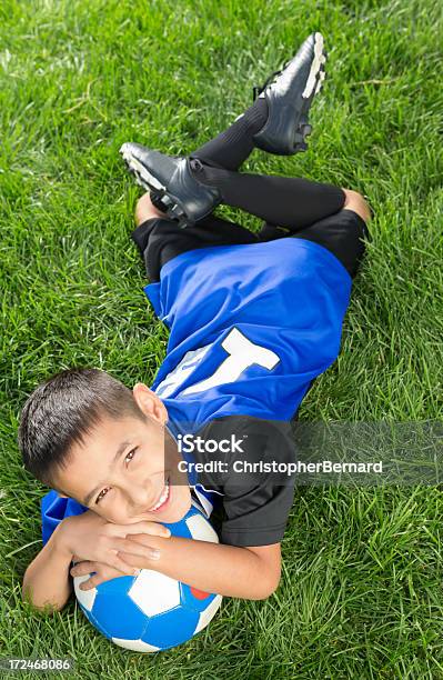 Giovane Ragazzo Prendendo Una Pausa Da Calcio - Fotografie stock e altre immagini di 8-9 anni - 8-9 anni, Accanto, Allegro