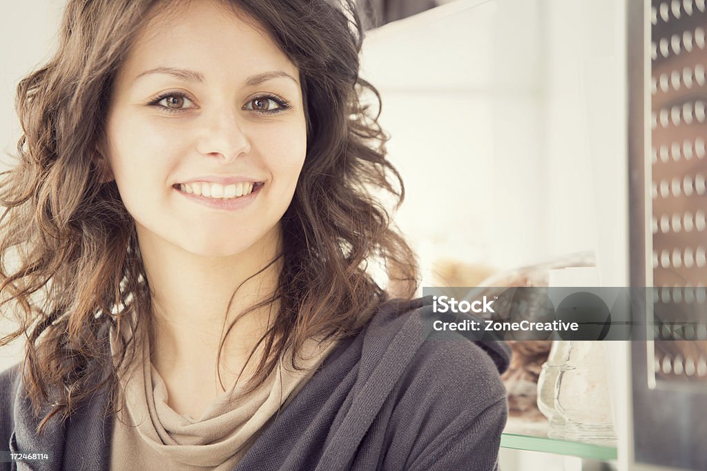 Schöne Mädchen in der Küche Porträt - Lizenzfrei Attraktive Frau Stock-Foto