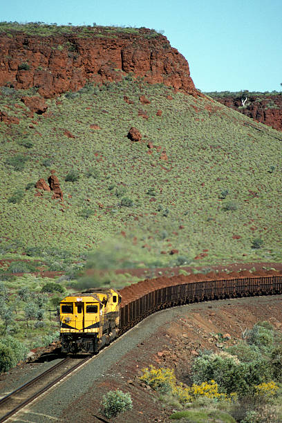 mesa towers über trainload von iron ore - land vehicle rail freight locomotive australia stock-fotos und bilder