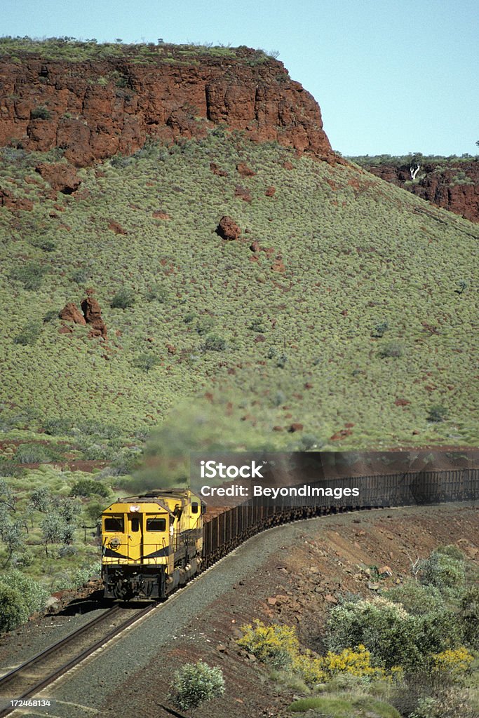 Mesa возвышается над trainload из Железная руда - Стоковые фото Пилбара роялти-фри