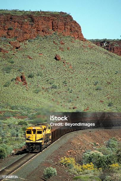 Mesa Возвышается Над Trainload Из Железная Руда — стоковые фотографии и другие картинки Пилбара - Пилбара, Горнодобывающая промышленность, Западная Австралия