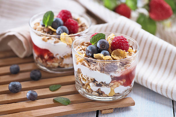 parfait de yogur de fresa con salsa granola y frutas frescas - nobody cookie oat close up fotografías e imágenes de stock