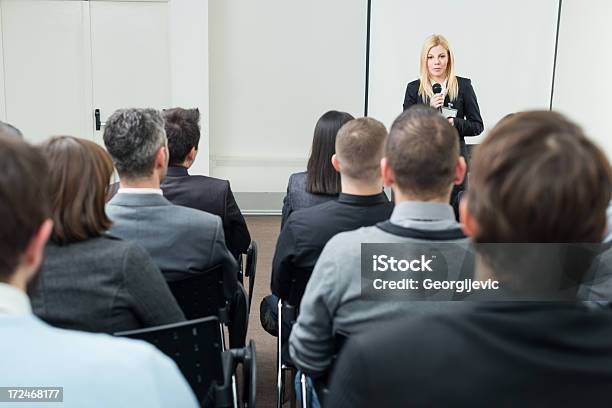 Młody Biznesmenka Z Mikrofonem - zdjęcia stockowe i więcej obrazów Biznes - Biznes, Biznesmen, Biznesmenka