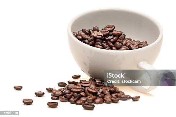 Taza De Café Y Granos Sobre Fondo Blanco Foto de stock y más banco de imágenes de Asado - Alimento cocinado - Asado - Alimento cocinado, Cafeína, Café - Bebida