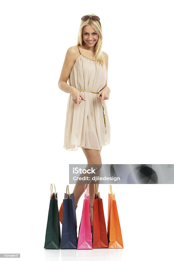 Привлекательные блондинка с торговых сумки - Стоковые фото Белый фон роялти-фри
