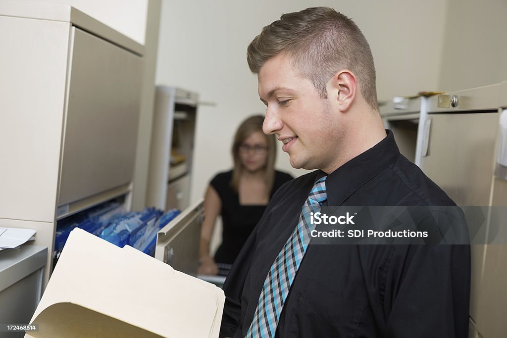 Professionelle junge Erwachsene, die Arbeit in Büro-mail oder Datei Zimmer - Lizenzfrei Akte Stock-Foto