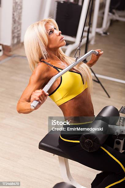 Donna Facendo Fitness Esercizi In Palestra - Fotografie stock e altre immagini di Adulto - Adulto, Allenamento, Allenamento per la forza