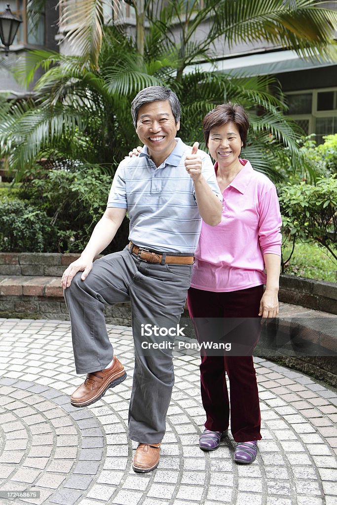 Vieil homme Senior avec genou de remise en forme - Photo de Adulte libre de droits