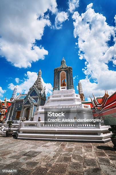 Photo libre de droit de Grand Palais À Bangkok Et Lintérieur Du Temple Wat Phra Kaew banque d'images et plus d'images libres de droit de Antique