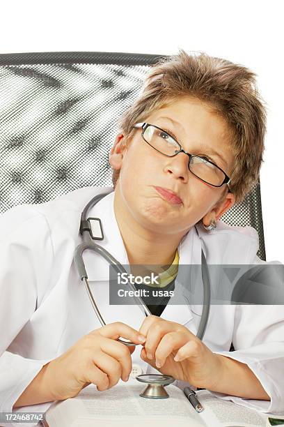 Futuro Cherfully Médico Piensa Foto de stock y más banco de imágenes de 12-13 años - 12-13 años, Actitud, Anticipación