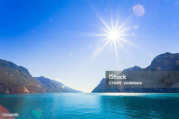 Belo Lago Garda E Sol Itália - Fotografias de stock e mais imagens de Lago Garda - Lago Garda, Alpes Europeus, Alto - Descrição Física