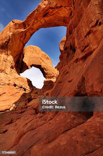 Doble Arco Natural Con El Paisaje En El Parque Nacional De Los Arcos Foto de stock y más banco de imágenes de Double Arch