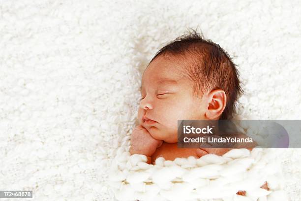 Новорожденный Ребенок Спать — стоковые фотографии и другие картинки Коренные народы Америки - Коренные народы Америки, Новорождённый, 0-1 месяц