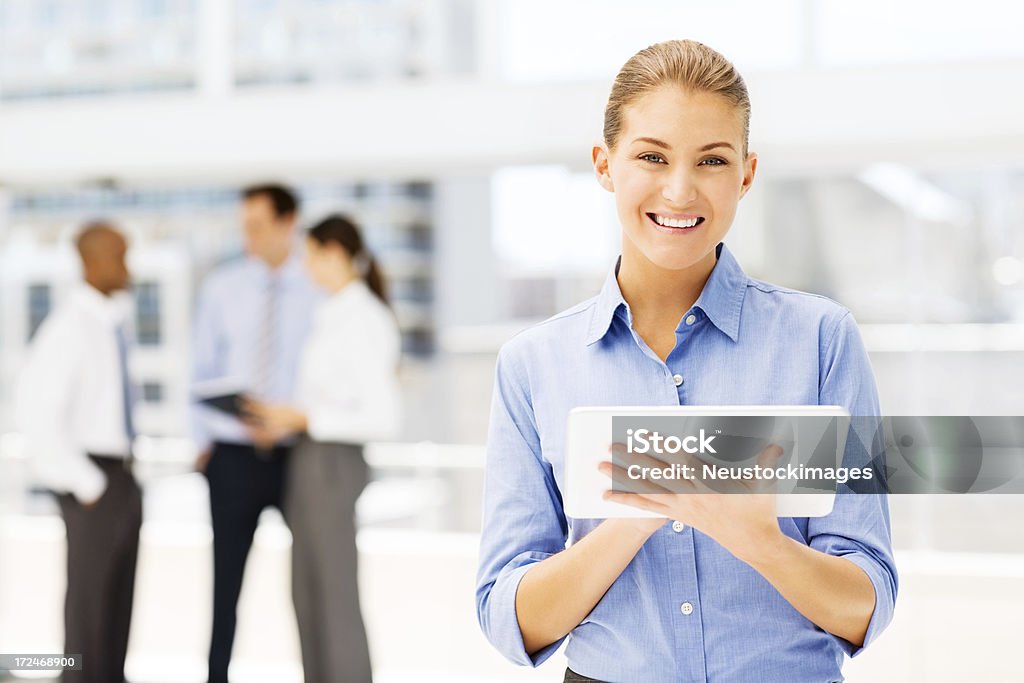 Mujer de negocios usando tableta Digital - Foto de stock de 20 a 29 años libre de derechos