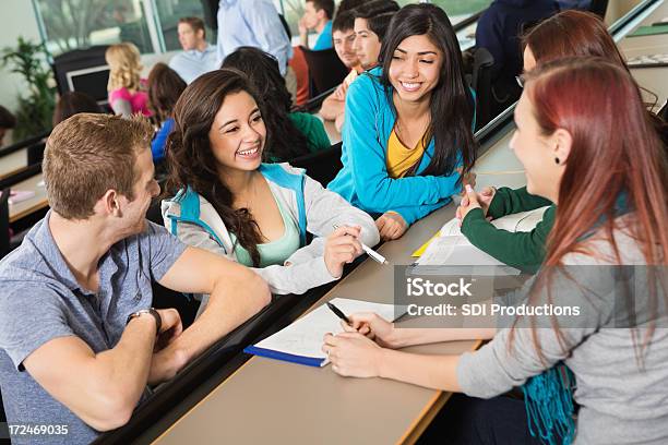 Grupo Diverso De Estudiantes Trabajando En Clase Proyecto Común Foto de stock y más banco de imágenes de Escuela secundaria