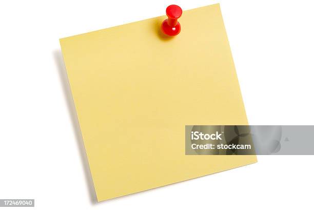 Postit Giallo Con Perno Di Spinta - Fotografie stock e altre immagini di Affissione - Affissione, Annuncio, Appiccicoso