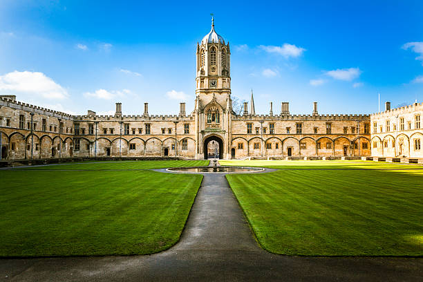 Christ Church's Tom Tower and College, Oxford University, United Kingdom Tom tower at Oxford university courtyard photos stock pictures, royalty-free photos & images
