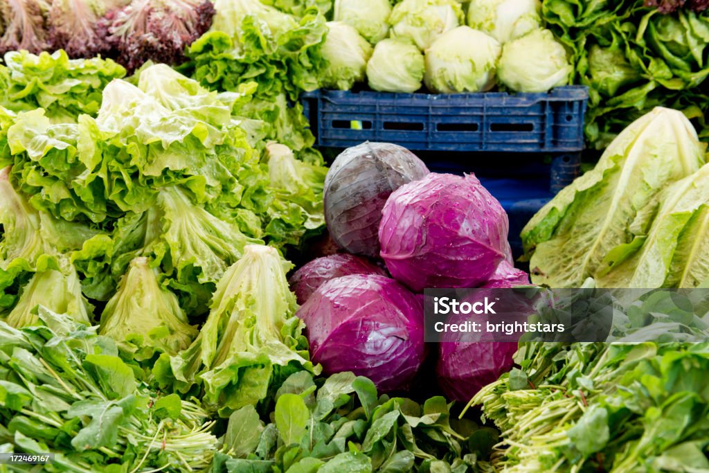 Verduras de hoja en farmer's market - Foto de stock de Agricultura libre de derechos