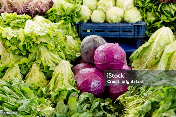 Verduras De Hoja En Farmers Market Foto de stock y más banco de imágenes de Agricultura - Agricultura, Aire libre, Col