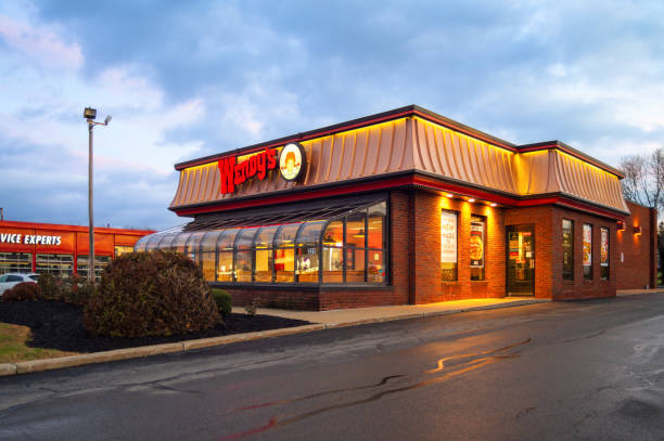 wendy's restaurant building exterior - wendys old fashioned hamburgers imagens e fotografias de stock