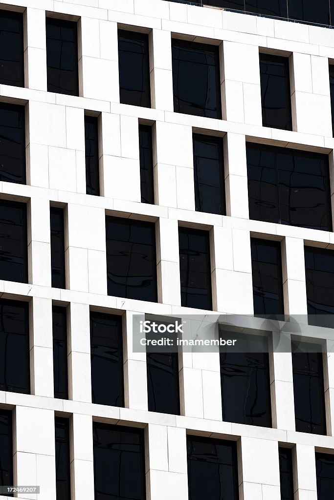 Nahaufnahme moderne weiß Büro-Gebäude mit schwarzem Fenster - Lizenzfrei Abstrakt Stock-Foto