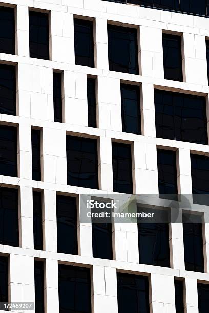 Nahaufnahme Moderne Weiß Bürogebäude Mit Schwarzem Fenster Stockfoto und mehr Bilder von Abstrakt