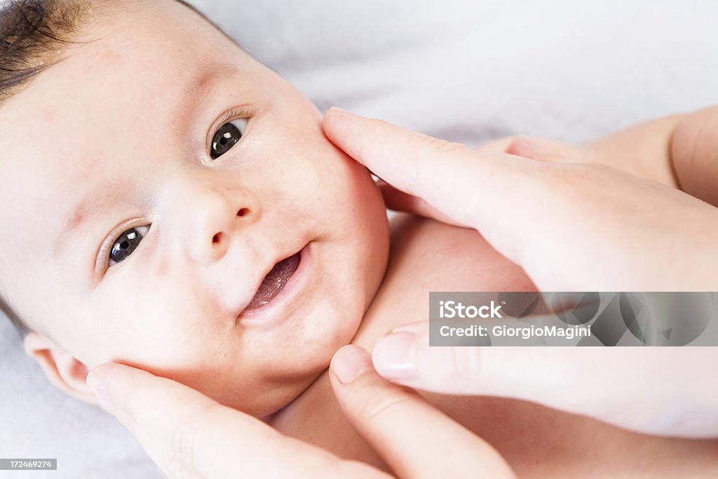 Streicheln zwei Monate alten Baby - Lizenzfrei Baby Stock-Foto