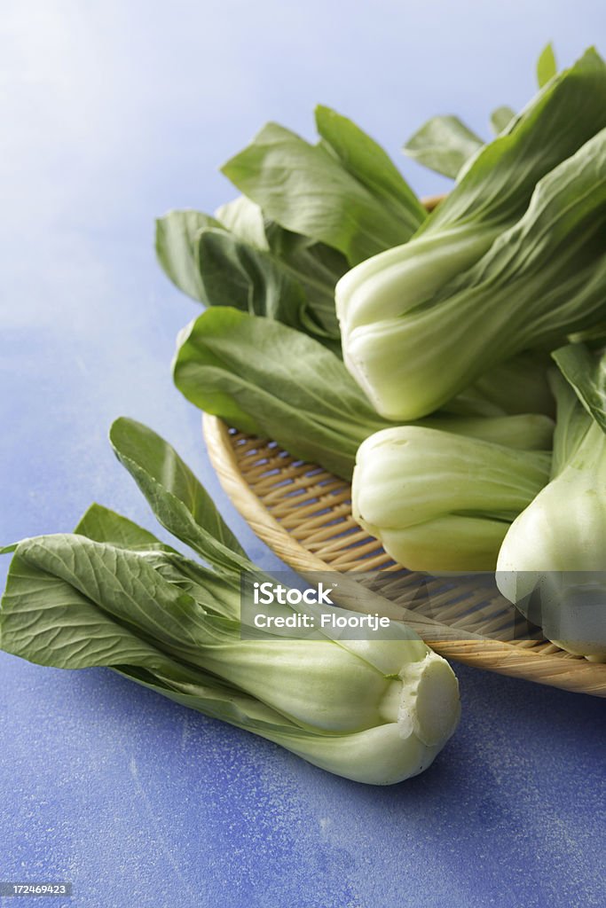 Verdura immagini: Bok choi - Foto stock royalty-free di Sfondo blu