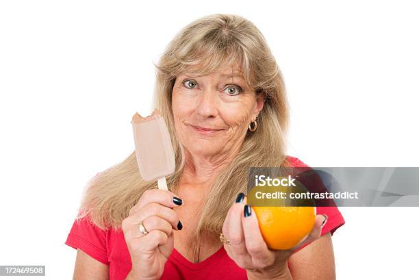 Ältere Frau Ernährung Entscheidungen Zu Treffen Stockfoto und mehr Bilder von Abnehmen - Abnehmen, Attraktive Frau, Augenbraue hochziehen