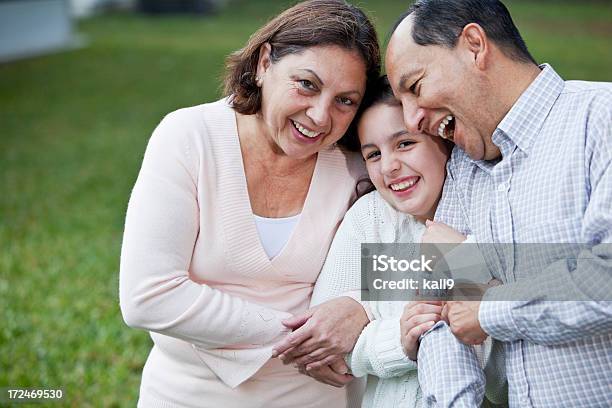 Ragazza Con Nonni - Fotografie stock e altre immagini di 10-11 anni - 10-11 anni, 60-69 anni, Abbigliamento casual