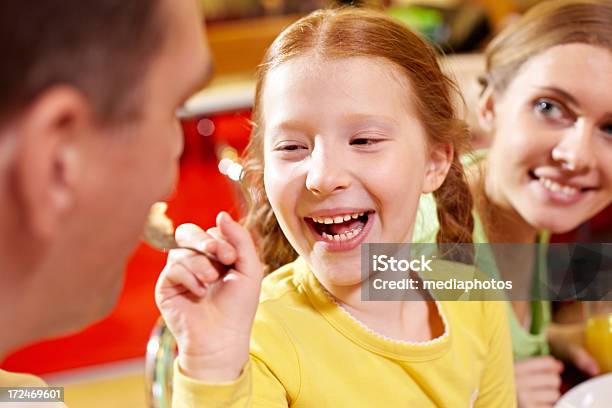 Lustiger Abendessen Stockfoto und mehr Bilder von 6-7 Jahre - 6-7 Jahre, Bildschärfe, Café